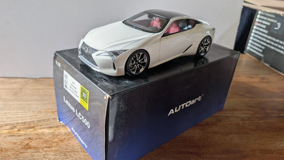 AUTOART 1/18 LEXUS LC500 WHITE AVEC DEFAUTS - Photo 1/4