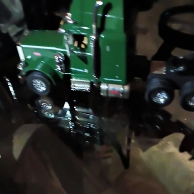 Semirremolque Matchbox GreenPeterbilt 379 escala 1:32 con conversión de techo plano Foto 1 de 4