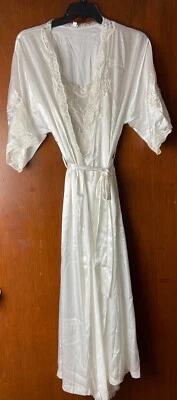 White Satin & Lace Embroidered Pastel Flowers W Pearls Nightgown & Robe Set SZ M - Image 1 of 4