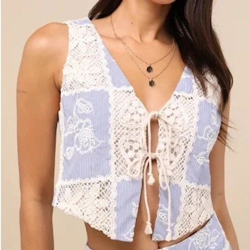 Lulus Elfreda Azul Y Crema Crochet Tejido Patchwork Corbata Frontal Talla XS Foto 1 de 4