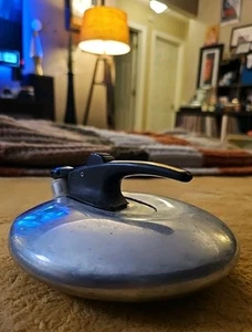 Bollitore tè piattino volante Atomic Japan alluminio MCM anni 50 fischietto una tazza 6" - Foto 1 di 10