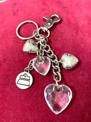 Cartera Kathy Van Zeeland Dije 4 Corazones 2 Tonos Plateados, 2 Cristal y 1 Etiqueta con Nombre Foto 1 de 4