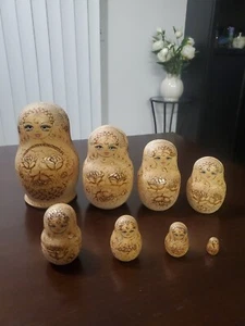 Muñeca anidadora rosas matrioska rusa de colección madera quemada pintada a mano 8 piezas firmada - Imagen 1 de 22