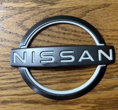 Emblema insignia logotipo maletero trasero Nissan Altima OEM 2023 2024 2025 848909HF0A Foto 1 de 4