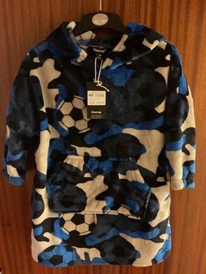 NUEVO CON ETIQUETAS PIJAMA DE FÚTBOL FIRETRAP / SUDADERA CON CAPUCHA POLAR ACURRUCADA EDAD 4 - 6 AÑOS PRECIO DE VENTA SUGERIDO POR EL FABRICANTE £20 Foto 1 de 4