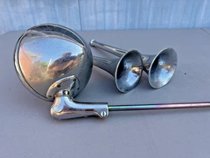 SEARCH LIGHT OR WHATEVER PLUS TWO HORN TYPE HORNS OR TRAIN WHISTLE ? - Picture 1 of 6