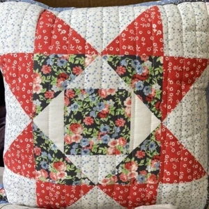 MARTHA STEWART COLLECTION American Floral star patchwork pillow 18x18 in - Picture 1 of 4