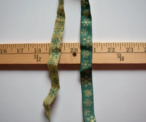 SNOWFLAKE GREEN & GOLD METALLIC PRINT RIBBON   3 1/2 YARDS  X  5/8"  WIDE - Picture 1 of 2