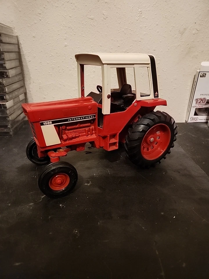 Vintage ERTL International 1586 Die Cast Metal Toy Tractor 1:16 With Cab 1988 - Image 1 of 4