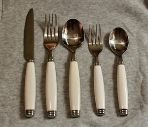 Vajilla blanca Pfaltzgraff cucharadita, cuchara de sopa, cuchillo, tenedores - Imagen 1 de 8