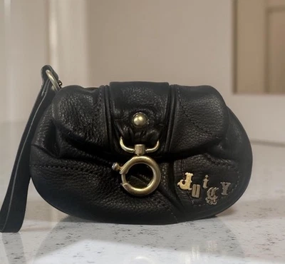 Muñequera Y2K Juicy Couture negra mantecosa de cuero suave detalles dorados costura rosa Foto 1 de 4