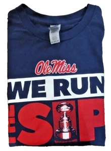 Gildan Erwachsene blau Kurzarm Pullover T-Shirt Ole Miss "We Run the Sip" Gr. 2XL - Bild 1 von 4