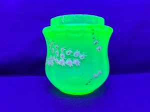 Jarrón cuchara de vidrio de uranio pintado a mano verde opalescente brillo antiguo victoriano - Imagen 1 de 18