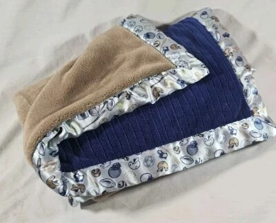 Cobertor de bebê Baby Essentials azul marrom acabamento acetinado beisebol 29”Lx38”L - Imagem 1 de 3