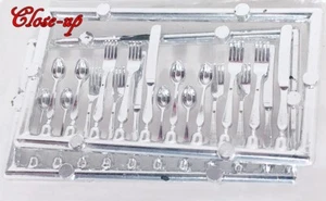 SET 20 MINIATURE SALA DA PRANZO FORMALE ARGENTERIA CASA DELLE BAMBOLE 4 COLTELLI 8 FORCHETTE 8 CUCCHIAI - Foto 1 di 4
