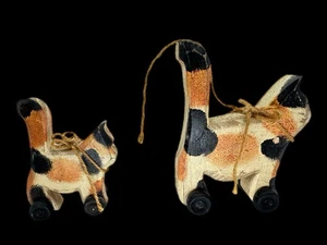 Primitive Holz Calico Katze Zug Spielzeug Paar Volkskunst Bär Pfotenmarke Land Dekor  - Bild 1 von 10