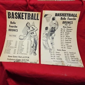 Paar Vintage Belle Fourche Basketball Poster 1967 1968 1969 Saisons - Bild 1 von 18