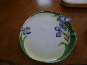 Plato decorativo para servir con flores de iris - Imagen 1 de 3