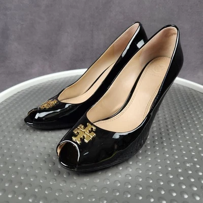 Zapatos de salón de cuña Tory Burch de jade para mujer talla 7,5 charol negro punta abierta logotipo dorado Foto 1 de 4