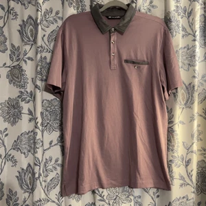Polo Travis Mathew Performance con tasca frontale - uomo grande - elegante e funzionale - Foto 1 di 6