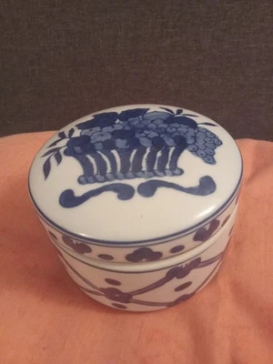 Boite en porcelaine chinoise bleu et blanc - Photo 1/4