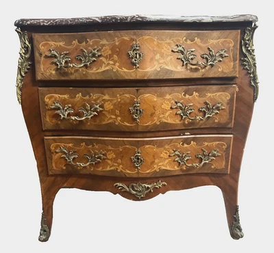Commode de style Louis XV marquetées toutes façes XX siècle - Photo 1/4