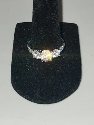 Anillo Lia Sophia Multi circonita cúbica/piedras de vidrio usado en tono plata talla 8 Foto 1 de 4