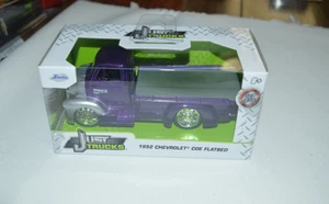 JADA 2025 JUST TRUCKS - 1952 CHEVROLET COE FLATBED METALLIC PURPLE 1:32 SCALE - Picture 1 of 4