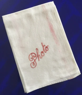 TORCHON EN LIN BRODÉ MAIN "PHOTO" VINTAGE ANNÉES 30/40 - Photo 1/4