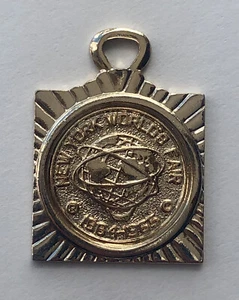 Llavero de recuerdo vintage 1964-1965 Feria Mundial de Nueva York - tono dorado - Imagen 1 de 3