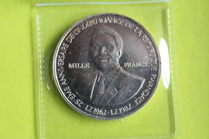 1987 RWANDA 1000 FRANCS SILVER COIN - Picture 1 of 2