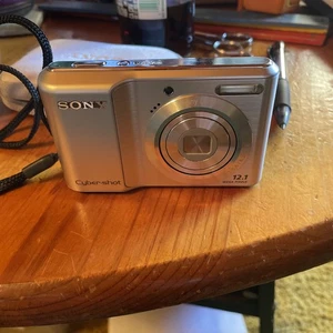 Cámara fotográfica digital Sony Cybershot DSC-S2100 12,1 MP con tarjeta SD de 2 GB - USADA - Imagen 1 de 6