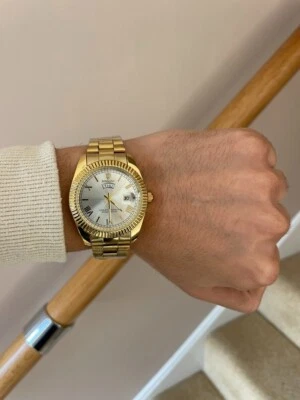 Herren Gold Day Date Quarz Uhr mit weiß/silbernem Zifferblatt und Wasserdicht Luxus - Bild 1 von 4