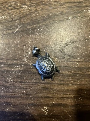"Colgante tortuga de peltre vintage de 1""" Foto 1 de 4