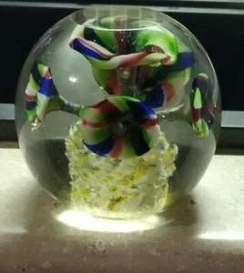VINTAGE GLASS BLOWN PAPERWEIGHT GREEN BLUE RED FLORAL DESIGN VG - Picture 1 of 7
