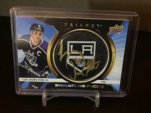 2023-24 Upper Deck Trilogy Signature Pucks Auto #SP-LR Luc Robitaille GOLD /24 - Picture 1 of 3
