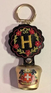 Porte-clés ancien souvenir vache chèvre cloche Suisse cuir brodé laiton - Photo 1 sur 2