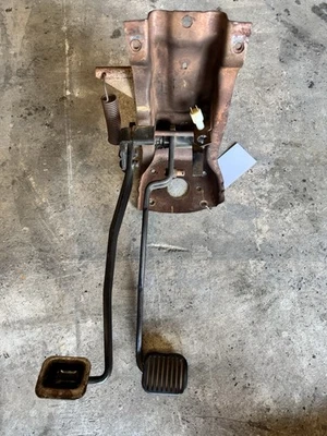 76-86 吉普牧马人 CJ 手动变速器离合器和制动踏板组件 原始设备制造商 — 第 1/4 张图片