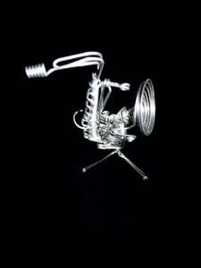 ESCULTURA DE ALAMBRE ABSTRACTA MODERNA - SAXOFÓN EN SOPORTE ARTE ENVÍO EL MISMO DÍA - Imagen 1 de 3