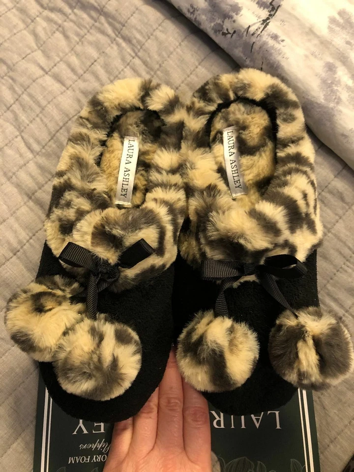 Zapatillas para mujer Laura Ashley negras estampadas pompón talla PEQUEÑA 5-6 NUEVAS CON ETIQUETAS  Foto 1 de 1