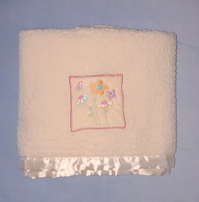 Manta bebé sherpa y satinado de felpa blanca crema BeanSprout flores mariposas Foto 1 de 4