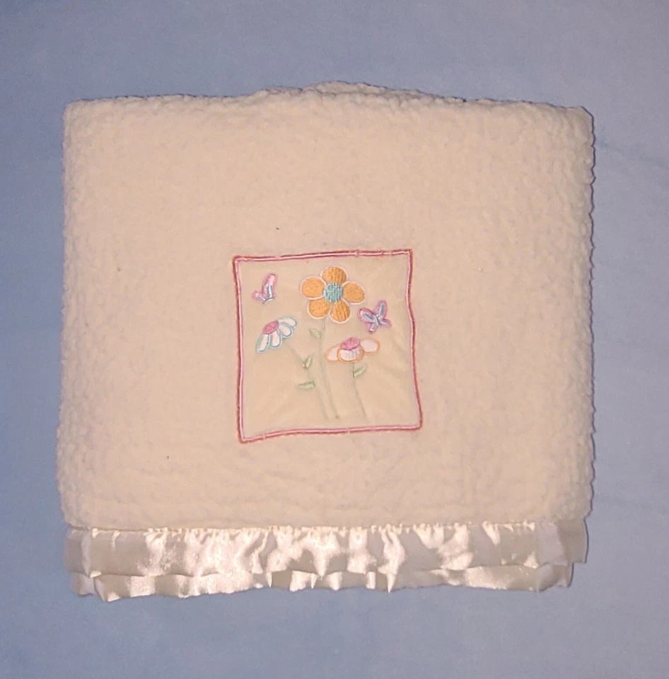 Manta bebé sherpa y satinado de felpa blanca crema BeanSprout flores mariposas Foto 1 de 4