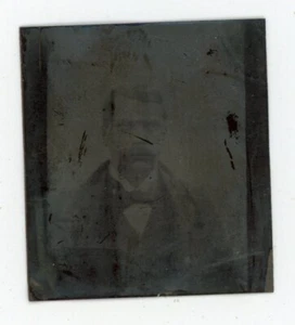 PHOTO CDV ferrotype, un homme en costume noeud papillon - Picture 1 of 2