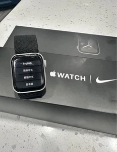 Apple Watch Series 5 Nike Edition - Picture 1 of 4