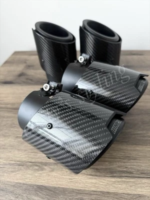 BMW M5 G90 G99 SOLAMENTE, LÁSER M5 LOGO FIBRA DE CARBONO BRILLANTE PUNTAS DE ESCAPE NEGRO MATE Foto 1 de 4