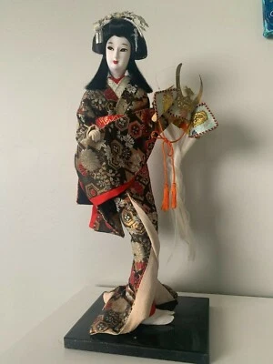 Muñeca Geisha Japonesa Vintage en Kimono 17" 43cm Sobre Base Madera Sosteniendo Casco  Foto 1 de 3