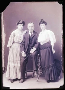 LATE 1800s EARLY 1900s GLASS NEGATIVE,  2 LADIES, 1 MAN, MISSING TOP LEFT CORNER - Picture 1 of 2