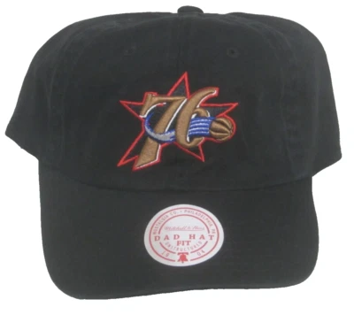 NBA Philadelphia 76ers Sombrero Ajustable Negro Slouch de Mitchell & Ness Foto 1 de 4