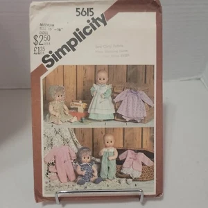 1980er Jahre Vintage Simplicity Kleiderschrank für Baby Puppen Muster 5615 Größe M 15 Zoll-16 Zoll UC - Bild 1 von 2
