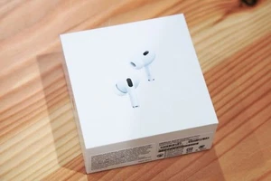 Apple AirPods Pro (2nd Generation) with MagSafe Wireless Charging Case - White - Picture 1 of 3
